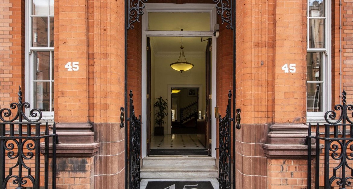 45 Pont Street Exterior - Red Brick Building
